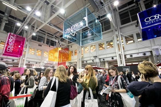 Warga Italia Terkesima Wig Dan Bulu Mata Purbalingga